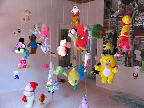 installation mit kuscheltieren vor kindersoldaten © PeKa