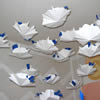 lotosblüten gedeihen nur im sumpf _____ installation mit 25 lotosblüten aus blindenpapier